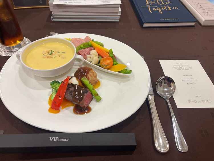 お料理の試食。前菜・メイン・デザートをワンプレートで提供して頂きました。お肉がとても柔らかかったです
