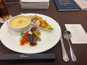 お料理の試食。前菜・メイン・デザートをワンプレートで提供して頂きました。お肉がとても柔らかかったです