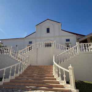 チャペルから出てきて、フラワーシャワーをする階段。シャボン玉と日差しでとても綺麗に見えました。