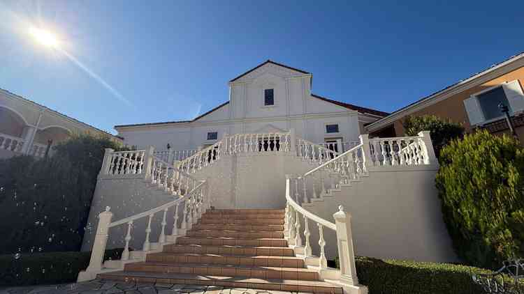 チャペルから出てきて、フラワーシャワーをする階段。シャボン玉と日差しでとても綺麗に見えました。