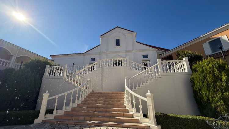 チャペルから出てきて、フラワーシャワーをする階段。シャボン玉と日差しでとても綺麗に見えました。