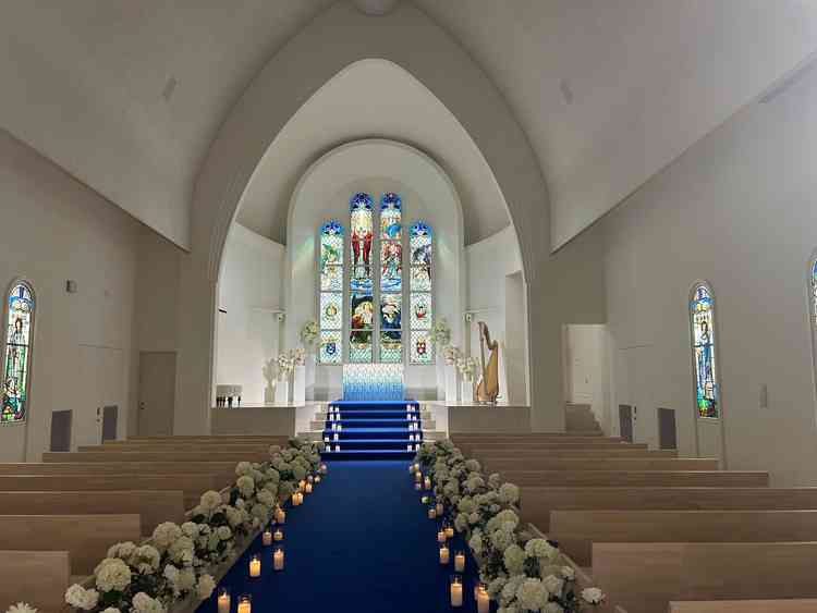 チャペルのバージンロードは青く、海をイメージしているとのこと。