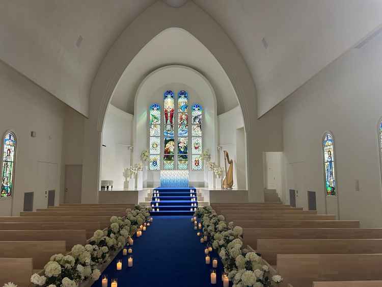 チャペルのバージンロードは青く、海をイメージしているとのこと。