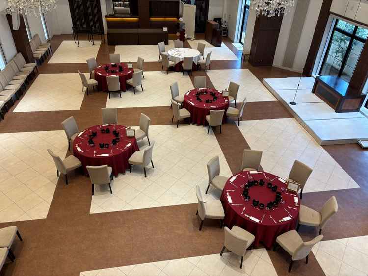 披露宴会場。天井が高く、非常に開放的。