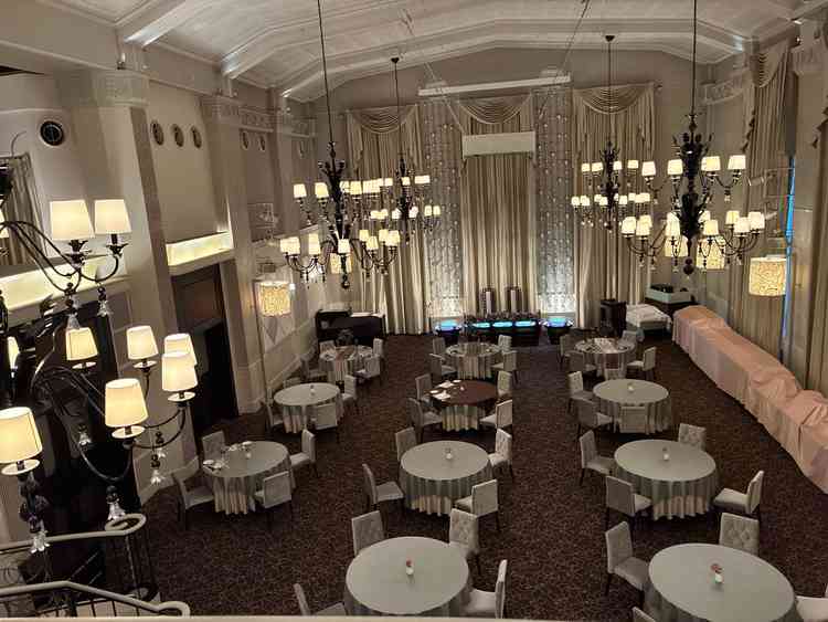 旧銀行をリノベーションした建物。歴史、重厚感、高級感を感じる披露宴会場。