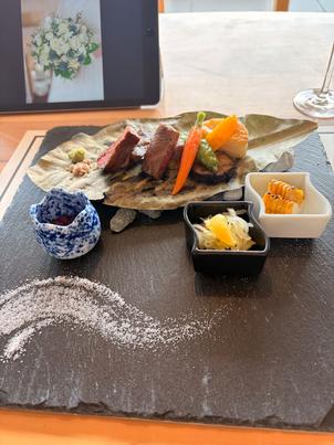 メイン料理の写真。お肉はとても美味しく、全ての料理を箸で食べられるようにした工夫に魅力を感じた。