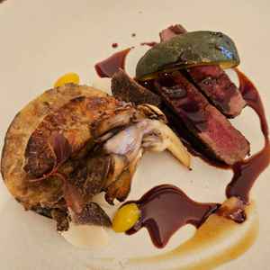 メイン料理(肉)。柔らかくおいしかったですが、フォアグラの下のナスも含めちょっと油っこい印象がありま