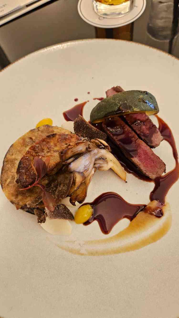 メイン料理(肉)。柔らかくおいしかったですが、フォアグラの下のナスも含めちょっと油っこい印象がありま