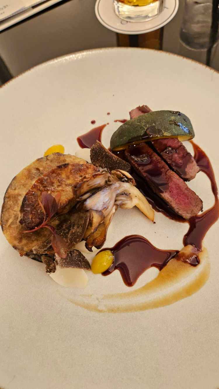 メイン料理(肉)。柔らかくおいしかったですが、フォアグラの下のナスも含めちょっと油っこい印象がありま