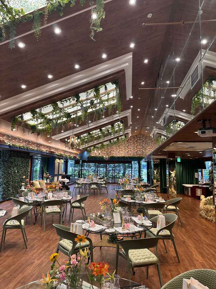 緑で開放的な披露宴会場