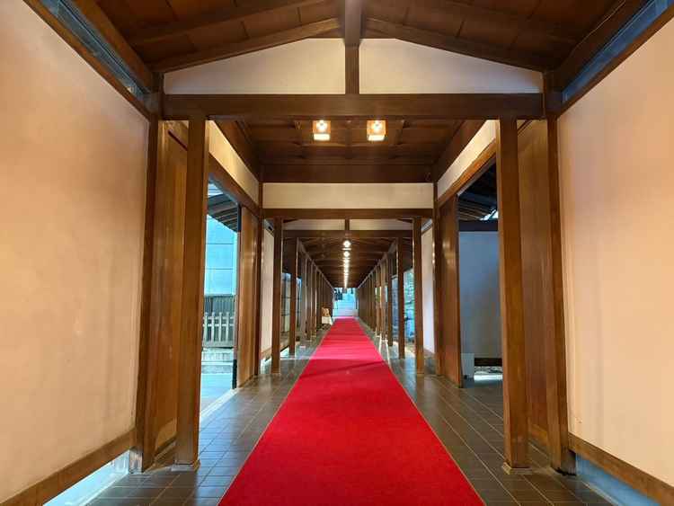 神社へ向かう廊下。