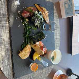 コース料理のプレートの写真。長野産の野菜を使った前菜からデザートまで全て美味しくて惹かれました。