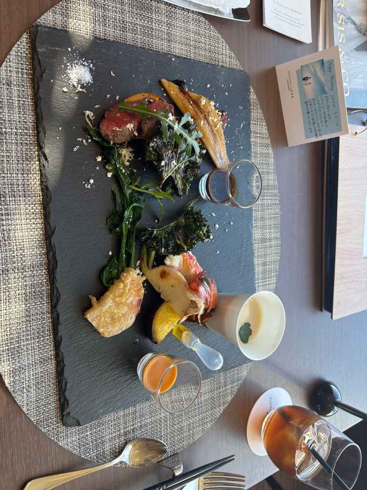 コース料理のプレートの写真。長野産の野菜を使った前菜からデザートまで全て美味しくて惹かれました。