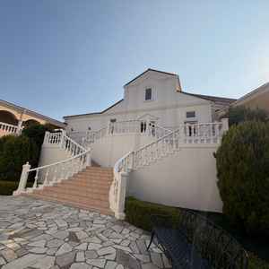 フラワーシャワー、ブーケトスができる階段。