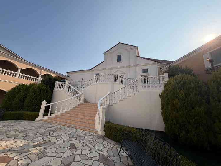 フラワーシャワー、ブーケトスができる階段。