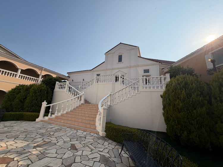 フラワーシャワー、ブーケトスができる階段。