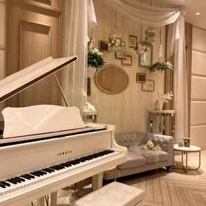 披露宴会場の手前の部屋で、ピアノがあった。演出で弾くこともできるとのこと。