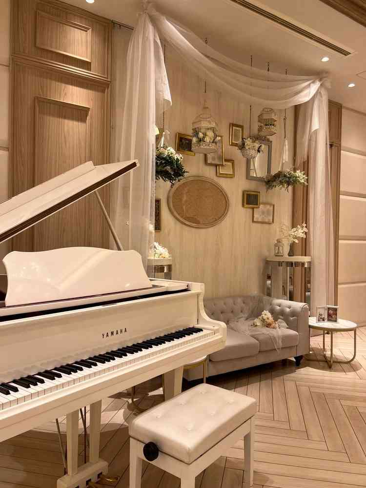 披露宴会場の手前の部屋で、ピアノがあった。演出で弾くこともできるとのこと。