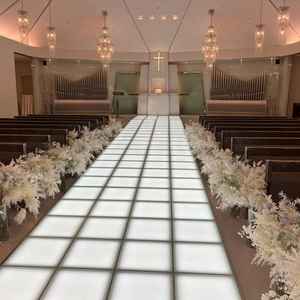 チャペルは先が高台で、参列者と新郎新婦共にお互いが見やすい環境