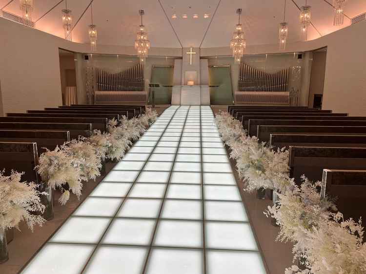 チャペルは先が高台で、参列者と新郎新婦共にお互いが見やすい環境