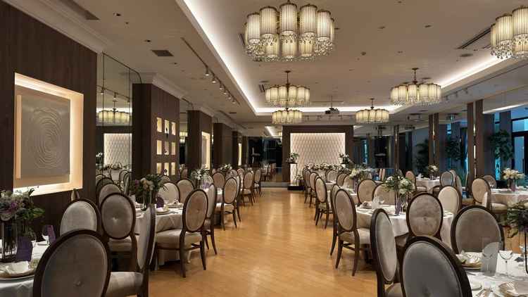 100名可能な披露宴会場。ガラス張りになっており、ただでさえ広い空間が中庭にまで広がり開放感がある。