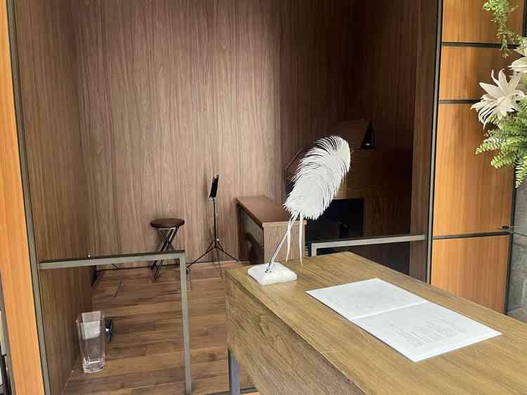 チャペルでは、演奏してくださる方々はゲストからは見えないようになっているという工夫。