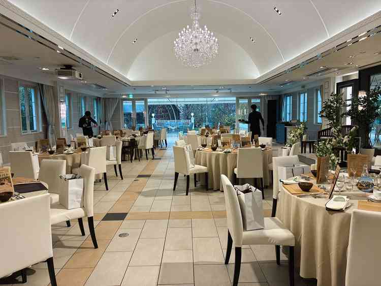 披露宴会場。ゲスト人数に対してもちょうどいい、余裕のあるサイズ感。