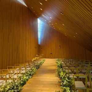 チャペル内部です。緩やかなスロープになってます。