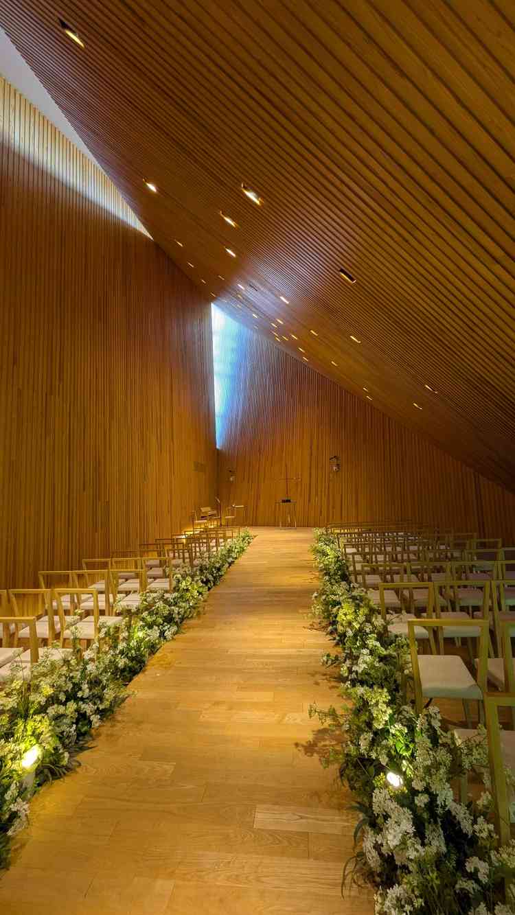 チャペル内部です。緩やかなスロープになってます。