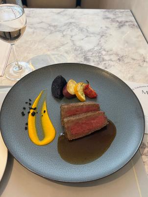 試食でいただいた国産牛ロースのグリエ。お肉がとても柔らかく、彩り野菜との相性も抜群でした。