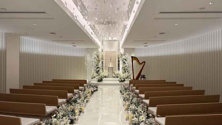 チャペル。オフホワイト基調で温かみある。写真よりもゲストと新郎新婦の距離が近く感じられてよい。