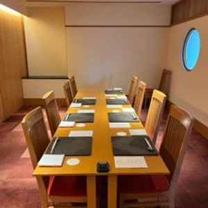 披露宴会場以外でも、館内のレストラン会場で会食ができる。和食レストランでは20名程度収容できる