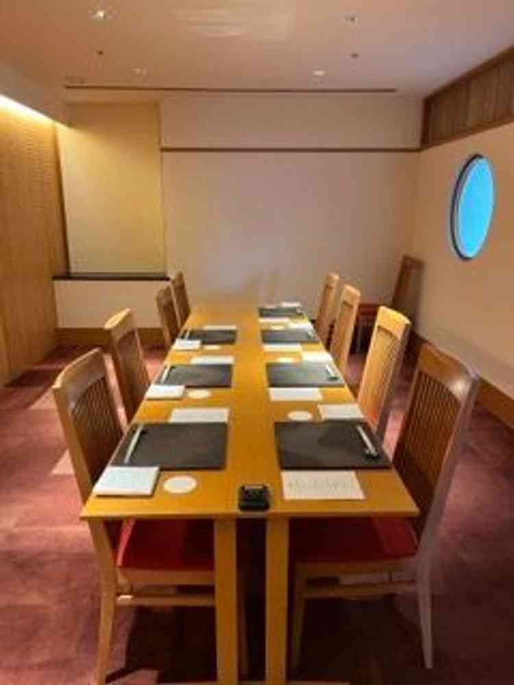 披露宴会場以外でも、館内のレストラン会場で会食ができる。和食レストランでは20名程度収容できる
