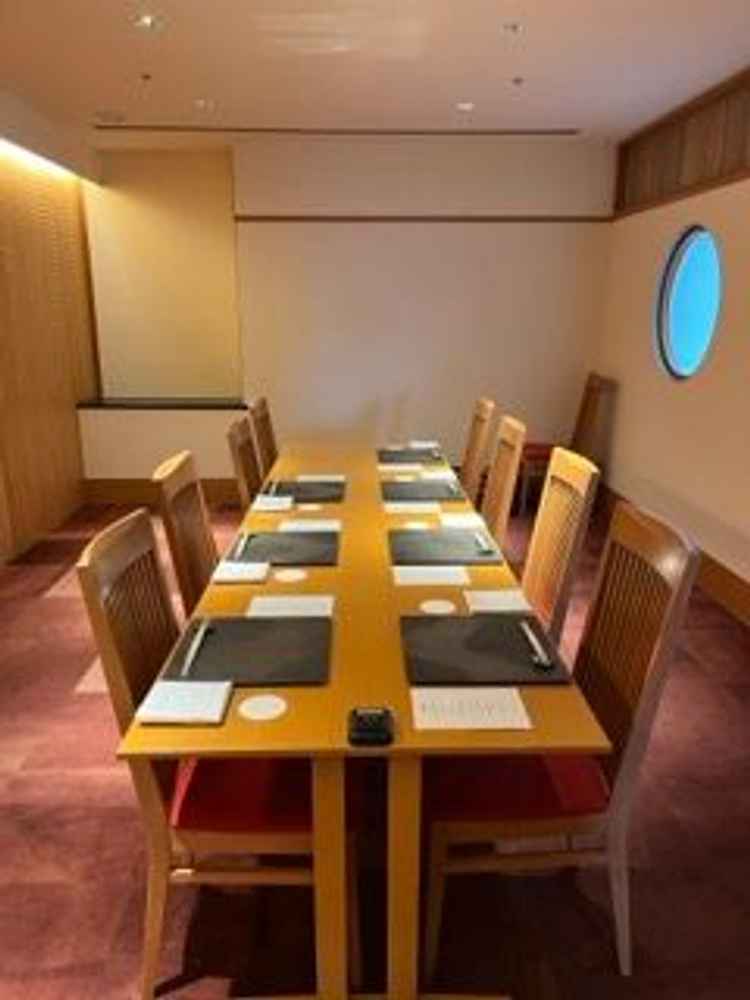 披露宴会場以外でも、館内のレストラン会場で会食ができる。和食レストランでは20名程度収容できる