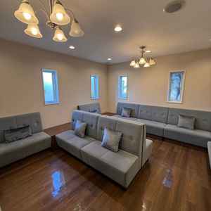 家族の待合室ですが、参列する家族の中に子供も数名いるので広々と使えるところが良かったです。