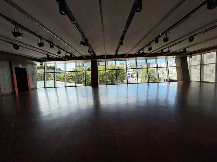 中くらいの披露宴会場。外の空気も感じられる場所でした。