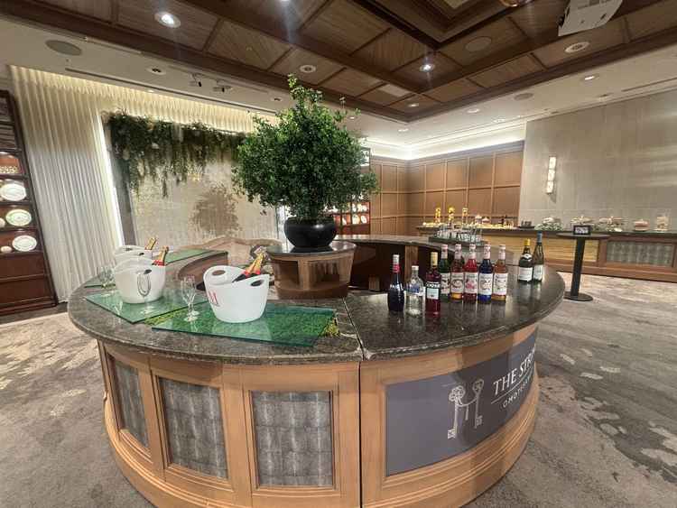 最も広い披露宴会場にはバーカウンターも。