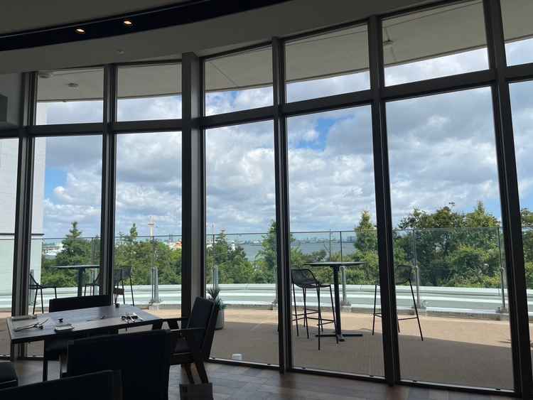 レストランからの眺望。海の空のコントラストがきれいでした。季節によって桜や紅葉なども楽しめるそうです