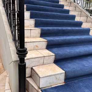 外の階段です。青いカーペットで、白のドレスと相性が良さそうに感じました。