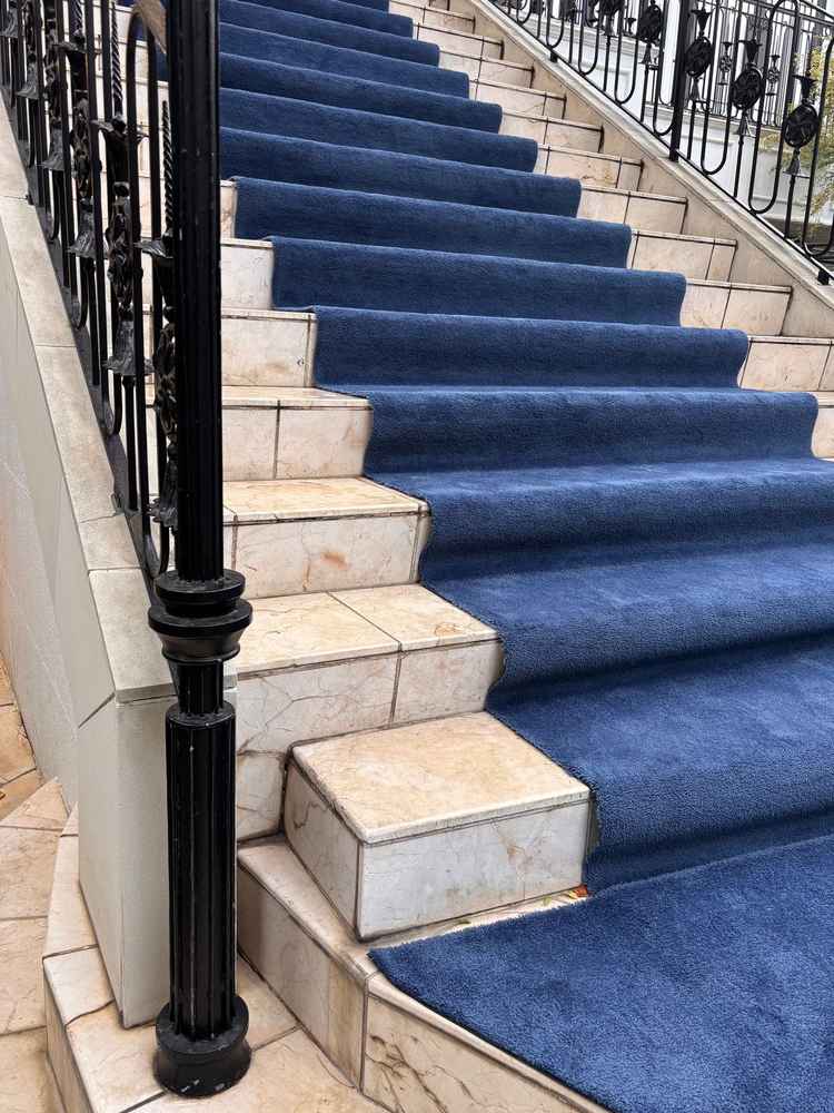 外の階段です。青いカーペットで、白のドレスと相性が良さそうに感じました。