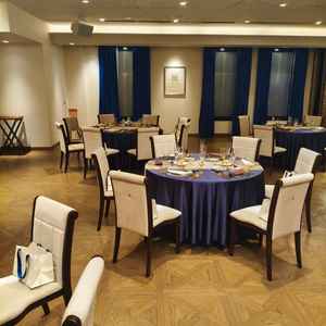 テーブルセットはクロスや装花だけでなく、お皿やカトラリーもカスタムできるとのことです。