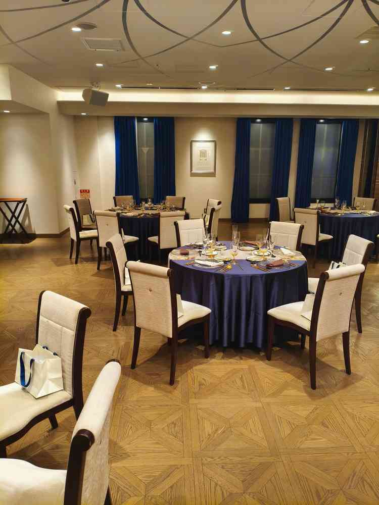 テーブルセットはクロスや装花だけでなく、お皿やカトラリーもカスタムできるとのことです。