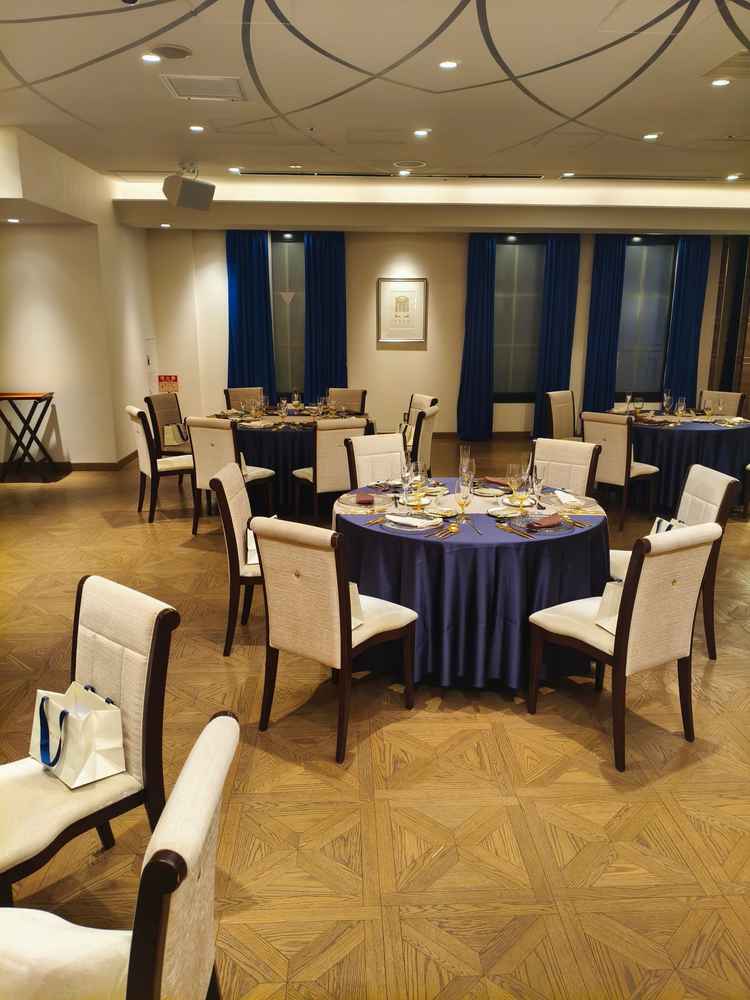 テーブルセットはクロスや装花だけでなく、お皿やカトラリーもカスタムできるとのことです。