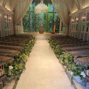 白を基調としたチャペル。バージンロードは短めでゲストを近くに感じられそうでした。