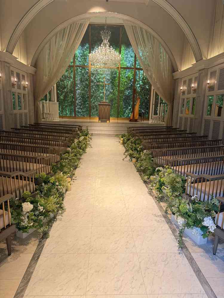 白を基調としたチャペル。バージンロードは短めでゲストを近くに感じられそうでした。