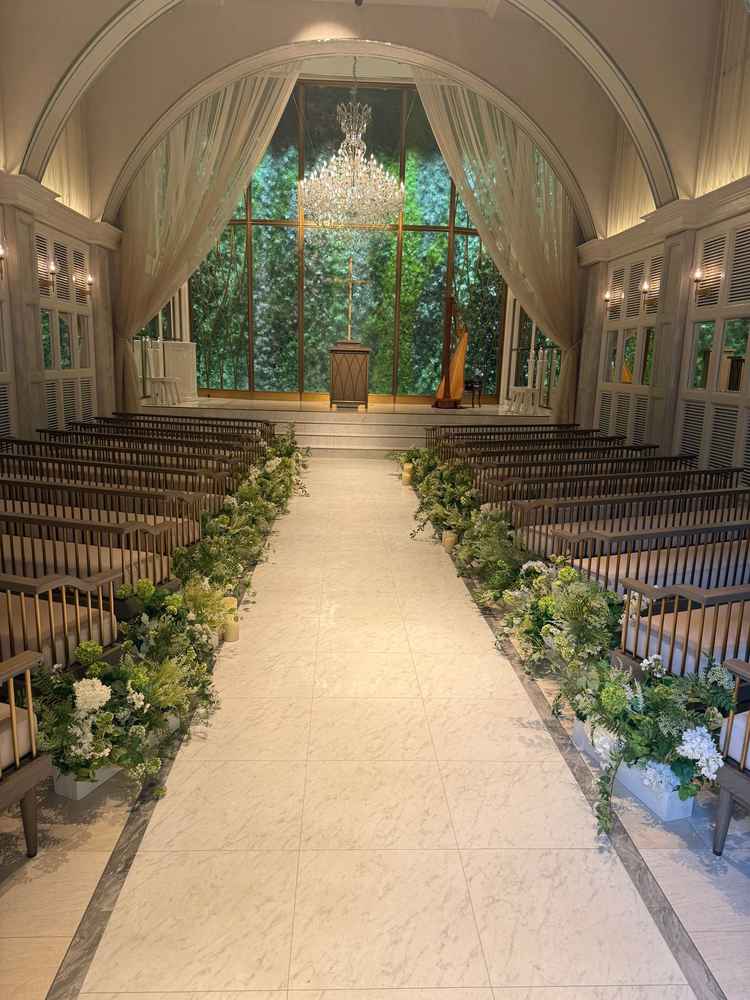 白を基調としたチャペル。バージンロードは短めでゲストを近くに感じられそうでした。