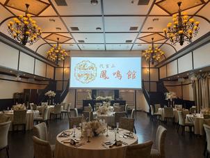 挙式会場とスクリーンの写り