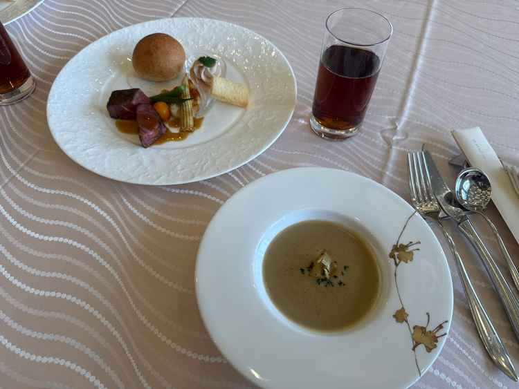 料理の試食です。お肉の食べ比べができました。