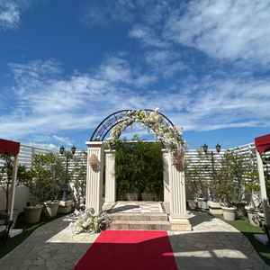 3Fガーデン:チャペルから出てすぐの場所、フラワーシャワーができる