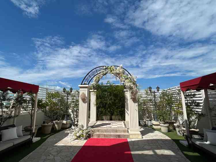 3Fガーデン：チャペルから出てすぐの場所、フラワーシャワーができる